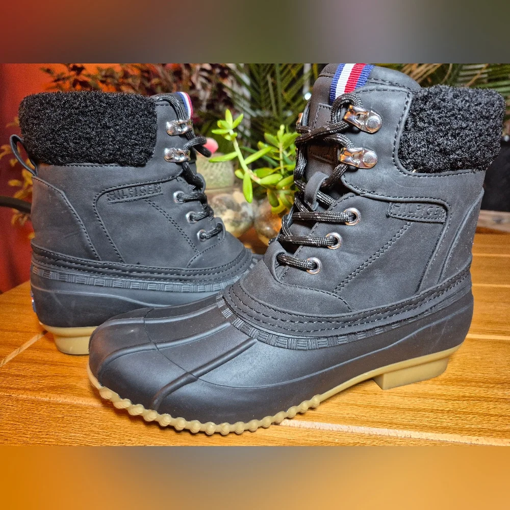 Tommy‎ Hilfiger Duck Boots - Size 7